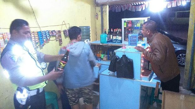 Ada 90 botol miras dari berbagai jenis disita polisi.