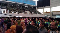Acara ini dihadiri ratusan wisudawan dan orang tua mereka.