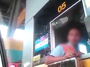 Klakson Bersahutan Saat Penolak e-Toll Debat Petugas di Gardu