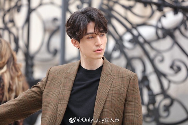 Perawakannya yang tenang dan tanpa ekspresi sangat mirip dengan karakternya yang misterius sebagai Grim Reaper di drama Goblin. Foto: credit as tagged