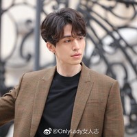 Perawakannya yang tenang dan tanpa ekspresi sangat mirip dengan karakternya yang misterius sebagai Grim Reaper di drama Goblin. Foto: credit as tagged