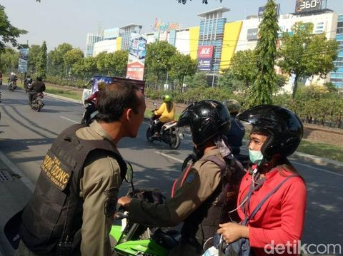 Warga terlantar diangkut motor patroli/