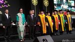 Cantik Berkebaya, Sri Mulyani Pose Bareng Wisudawan STAN