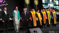 Ia cantik dengan memakai kebaya.