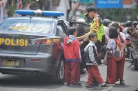 Aksi Polisi Ketika Sopir Angkot di Surabaya Mogok