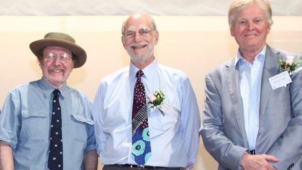 Jeffrey Hall, Michael Rosbash dan Michael Young meneliti ritme sirkadian.