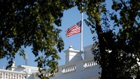 Bendera setengah tiang dikibarkan di Gedung Putih, Senin (2/10) waktu setempat. REUTERS/Joshua Roberts.