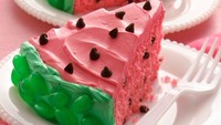 Red velvet cake dengan paduan cream berwarna merah muda dan hijau ini sangat imut dengan taburan chocolate chips. Foto: Istimewa
