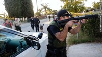 Sepasang pengantin baru menyerbu sebuah pesta kantor di pusat dinas sosial di San Bernardino pada Desember 2015 dan menembak mati 14 orang, serta melukai 22 orang lainnya. Pasangan tersebut kemudian tewas ditembak polisi. Foto: Getty Images