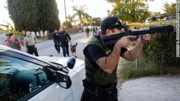 Sepasang pengantin baru menyerbu sebuah pesta kantor di pusat dinas sosial di San Bernardino