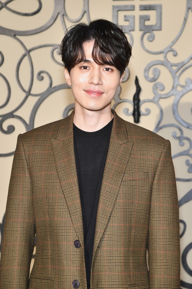 Lee Dong Wook hadir di Paris Fashion Week, Paris, Prancis, Minggu (1/10/2017) untuk menonton show Givenchy Spring/Summer 2018. Foto: Getty Images