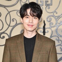 Lee Dong Wook hadir di Paris Fashion Week, Paris, Prancis, Minggu (1/10/2017) untuk menonton show Givenchy Spring/Summer 2018. Foto: Getty Images