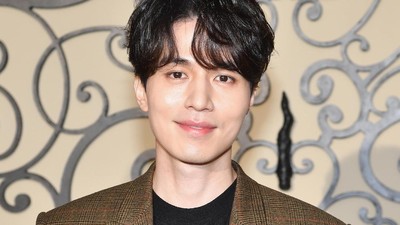 Foto: Tampannya Bintang Goblin Lee Dong Wook di Paris Fashion Week
