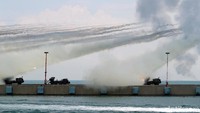 TNI melakukan demo tempur yang melibatkan tank Leopard, tank Arisgato, dan 16 unit Heli Bell-412.