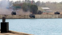 Tank-tank ampibi terjun ke laut.