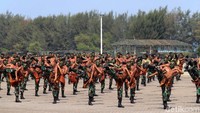 Para prajurit TNI AD memperagakan aksi bela diri.