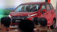 Xpander berwana merah mejeng di atas panggung saat acara Rollout di pabrik Mitsubishi Cikarang. Foto: Agung Pambudhy