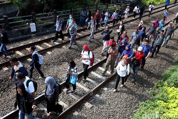 Foto: Ramai-ramai Berjalan di Lintasan Kereta