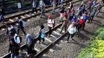 Foto: Ramai-ramai Berjalan di Lintasan Kereta