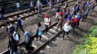 Mereka menuju pintu keluar di dekat stasiun.