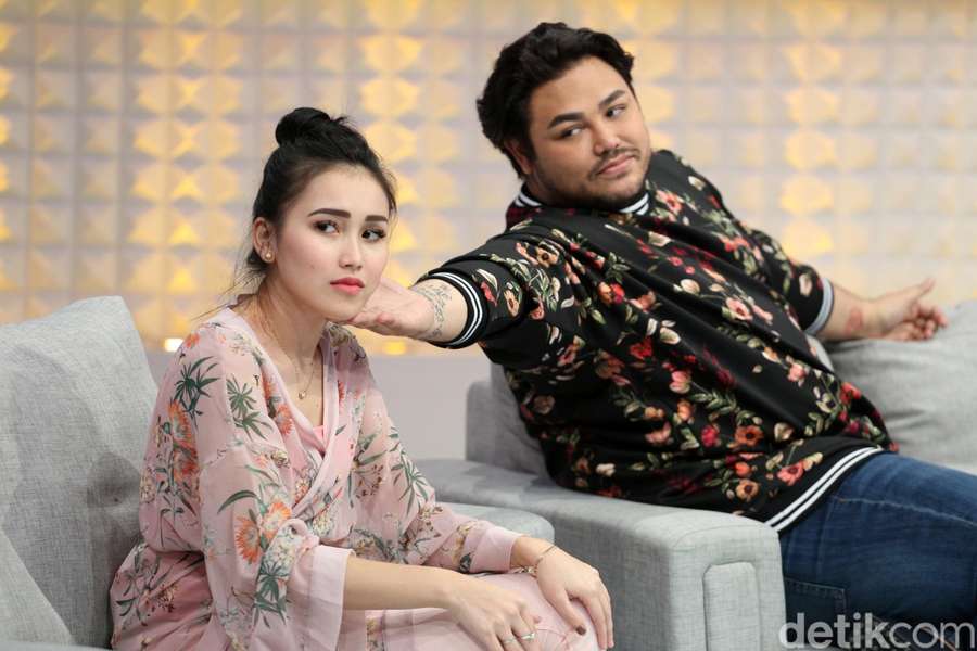 Cie. Ivan Gunawan Colek-colek Ayu Ting Ting