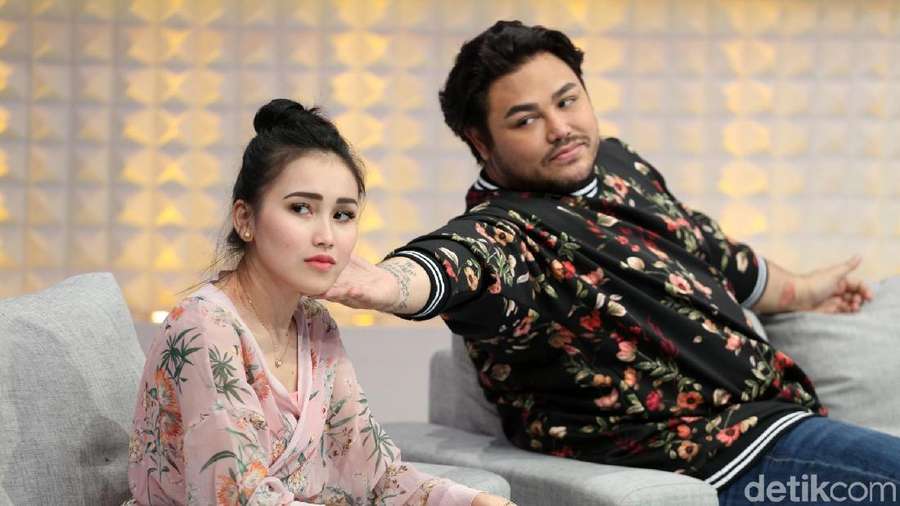 Cie. Ivan Gunawan Colek-colek Ayu Ting Ting