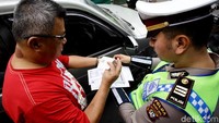Para pengendara yang terjaring razia tersebut langsung diarahkan untuk membayar di kantor samsat sedangkan yang tidak membawa kelengkapan surat langsung mendapatkan surat tilang.