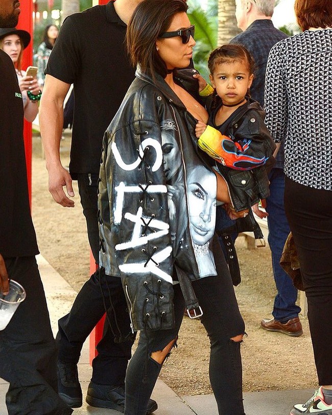 Tak ada yang meragukan kenarsisan Kim Kardashian. Bintang reality show yang pernah merilis buku foto selfie tersebut bahkan pernah memakai jaket kulit bergambar dirinya sendiri. Jaket tersebut juga dilengkapi tulisan SLAY yang semakin membuktikan ia suka memuji diri sendiri. Foto: Instagram