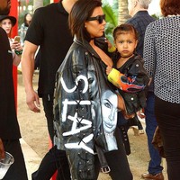 Tak ada yang meragukan kenarsisan Kim Kardashian. Bintang reality show yang pernah merilis buku foto selfie tersebut bahkan pernah memakai jaket kulit bergambar dirinya sendiri. Jaket tersebut juga dilengkapi tulisan SLAY yang semakin membuktikan ia suka memuji diri sendiri. Foto: Instagram