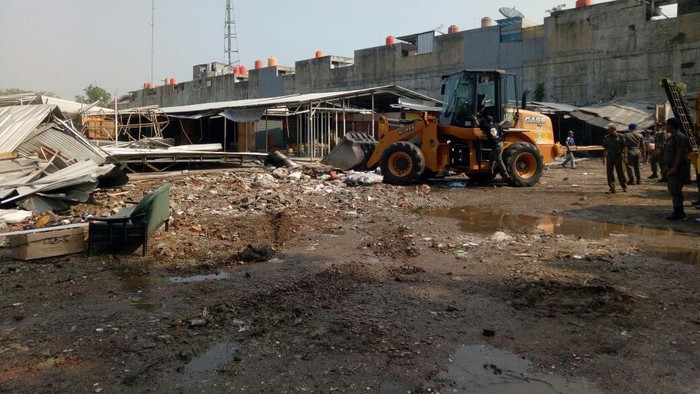 Satpol PP Kota Tangerang Tertibkan Kios Ilegal di Terminal Cibodas