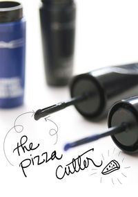 Wah, Aplikator <i>Eyeliner</i> Ini Bentuknya Mirip Seperti Alat Pemotong Pizza!