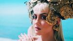 Agnez Mo Tampil Seksi dengan Batik