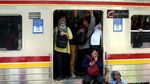 Foto: KRL Anjlok, Penumpang Terlantar di Pasar Minggu