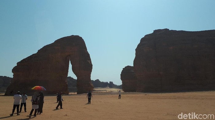 Batu purba mirip gajah di Arab Saudi
