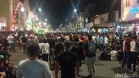 Acara juga dimeriahkan berbagai aksi seniman jalanan, musik, karikatur dan obrolan dengan para penggiat kopi. Seru!