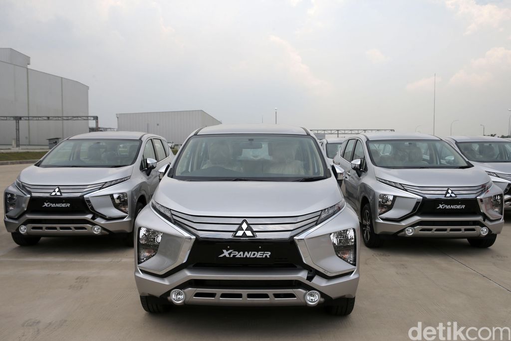 Presiden Direktur PT Mitsubishi Motors Krama Yudha Indonesia Takao Kato, memberikan kunci mobil Xpander saat Rollout di Pabrik Mitsubishi, Cikarang, Jawa Barat, Selasa (3/10/2017). Sejak peluncurannya di Agustus hingga saat ini Xpander telah terpesan sebanyak 23.000 unit.