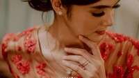 Biby pun tampak sangat cantik dengan cincin pertunangannya itu. (Dok. Instagram/bibyalraen13)