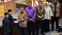 Paripurna hari ini laporan hasil semester dari BPK berkaitan dengan masalah keuangan.