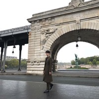 Bak model profesional, Lee Dong Wook berjalan dengan setelan coat stylish yang semakin mengaksentuasi tubuh tingginya. Foto: Instagram