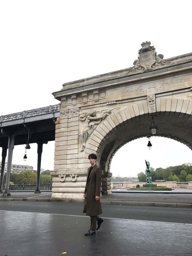 Bak model profesional, Lee Dong Wook berjalan dengan setelan coat stylish yang semakin mengaksentuasi tubuh tingginya. Foto: Instagram