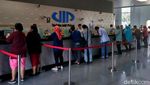 Ramai-ramai Tukar Dolar di Money Changer