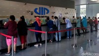 Seluruh pekerja terlihat sangat sibuk. Ada 15 teller yang seluruhnya siap melayani pengunjung.