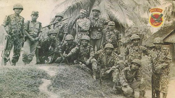 Oyoq porno videolar Dostim va men xotinimni uyda, xususiy uyda sikamiz.