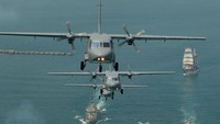 Pesawat udara CASA NC212 Skuadron Udara 600 Wing Udara-1 dan Skuadron Udara 800 Wing Udara-2 Puspenerbal, melakukan flypass (terbang formasi) diambil dari pesawat CASA NC212 dengan Pilot Mayor Laut (P) Sahid Hamdani dan Kopilot Lettu Laut (P) Kharis Andika pada gladi bersih HUT ke-72 TNI di Banten, Selasa (3/10). Foto: ANTARA Foto