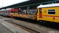 Kereta penolong itu yang berwarna kuning (Foto: Tsarina Maharani/detikcom)
