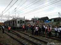 KRL yang Anjlok di Manggarai Berhasil Dievakuasi