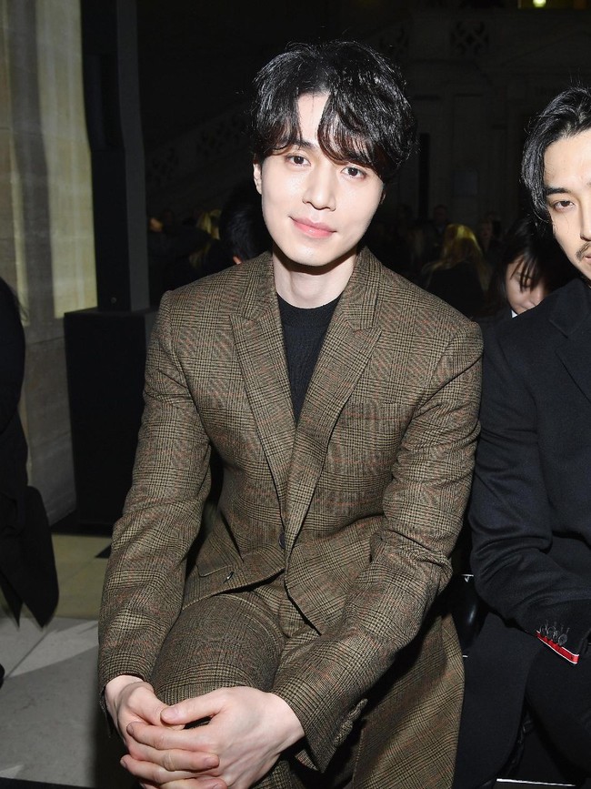 Aktor Korea Lee Dong-wook di fashion show Givenchy (Pascal Le Segretain/Getty Images)