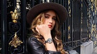 Ia bergaya dengan pulasan bibir pink, tambah seksi kan guys?   Instagram/claurakiehl