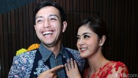 Rifky tampak semringah saat berpose bersama sang kekasih. Pool/Ismail/detikFoto.