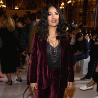  Salma Hayek menghadiri fashion show Stella McCartney (Pascal Le Segretain/Getty Images)